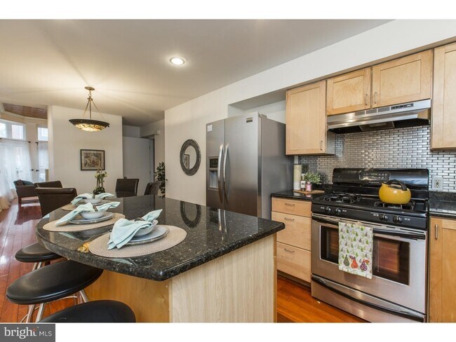 Building Photo - Amazing 3bd/2.5 Fairmount Home