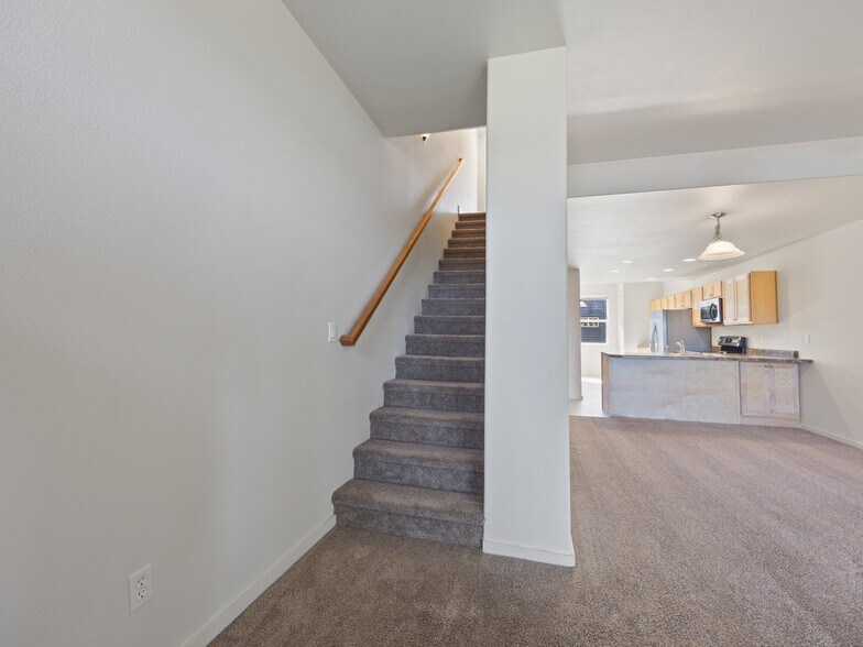Building Photo - 475 SE 35th St