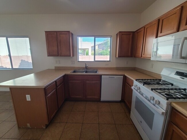Building Photo - Beautiful 4-bedroom 3-bathroom - GREAT LOC...