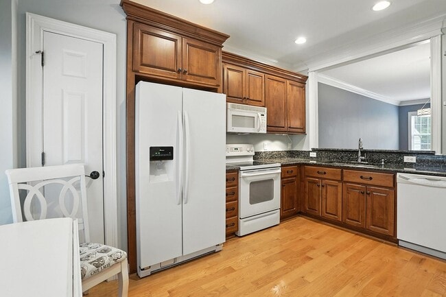 Building Photo - BEAUTIFUL BRICK FRONT TOWNHOME HOLLY SPRINGS!