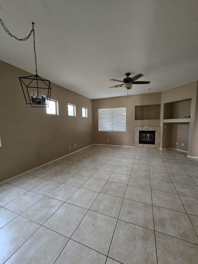 Building Photo - 3 Bedroom, 2 Bath with Den Available Now!