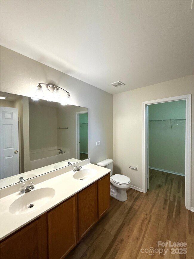 Building Photo - 9402 Darwick St