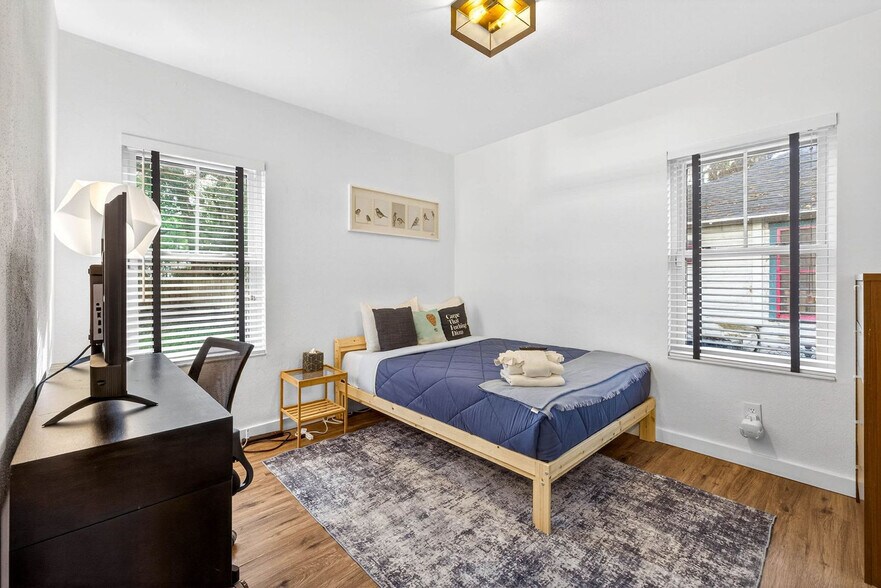 Building Photo - 1317 E Diana St