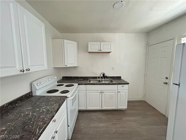 Building Photo - 1711 Santa Paula Dr