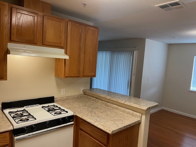 Kitchen - 565 Peerless Way