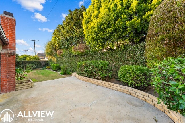 Building Photo - Beautifully Renovated 3-Bedroom Home in Huntington Beach!