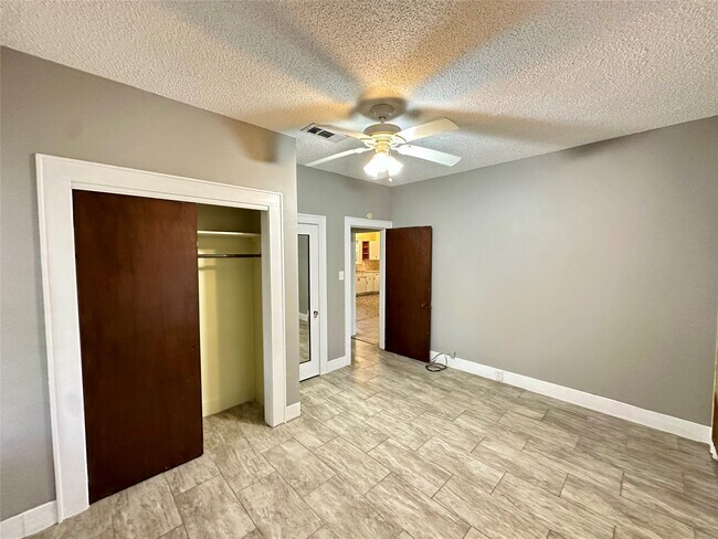 Building Photo - 3828 Avenue S 1/2