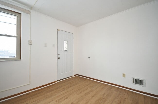 Building Photo - South Side 3BR - Simple, Solid, Ready