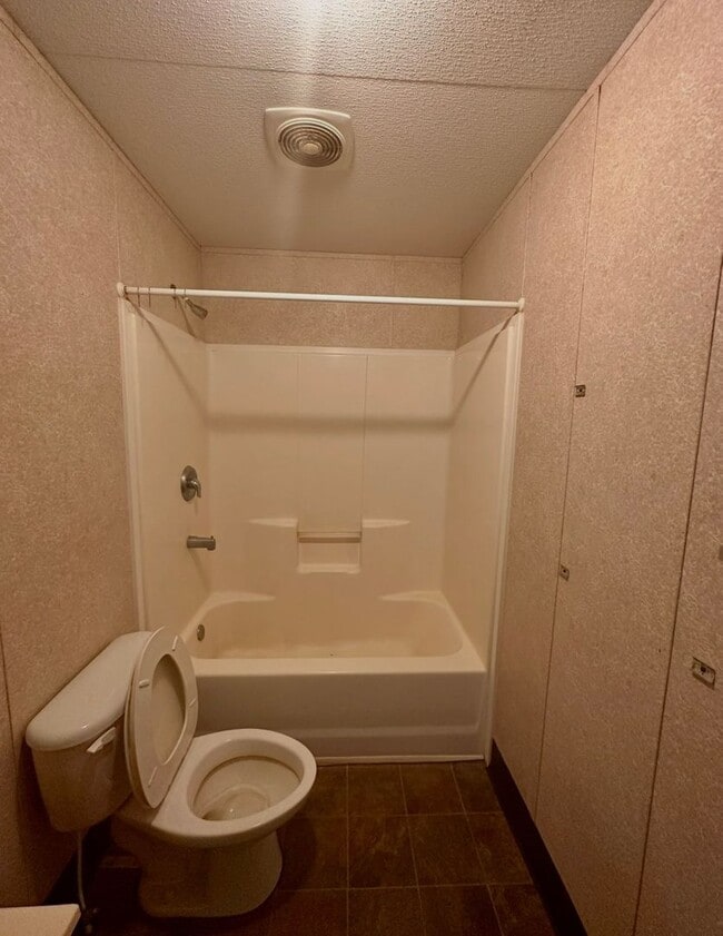 Building Photo - 3 Bed/2 Bath Home