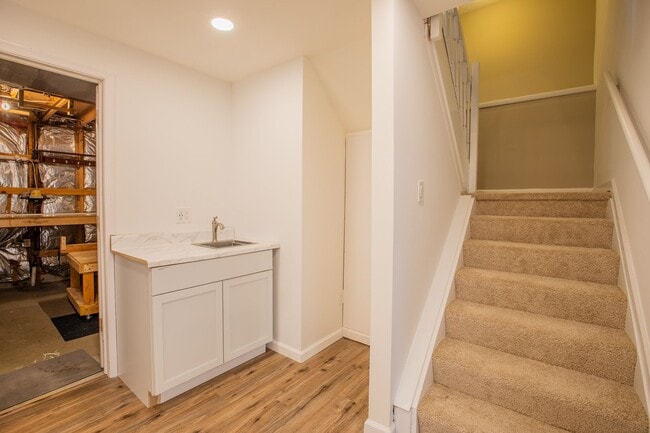 Building Photo - Stunning 3 BR/3 BA EOG Townhome in Columbia!