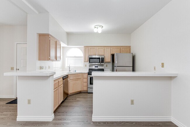 Building Photo - Spacious and Stylish Green Valley First-Floor Unit!!