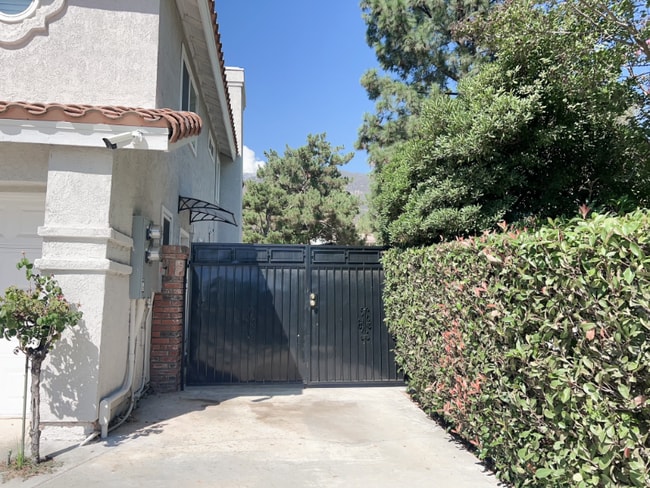 Building Photo - 8654 Vicara Dr