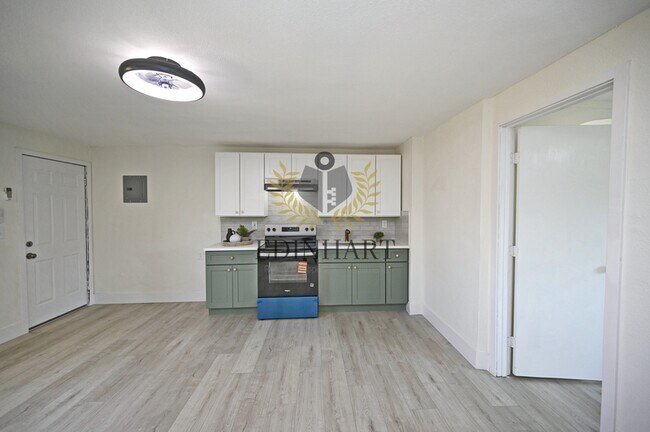 Building Photo - 1584 N Carruth Ave