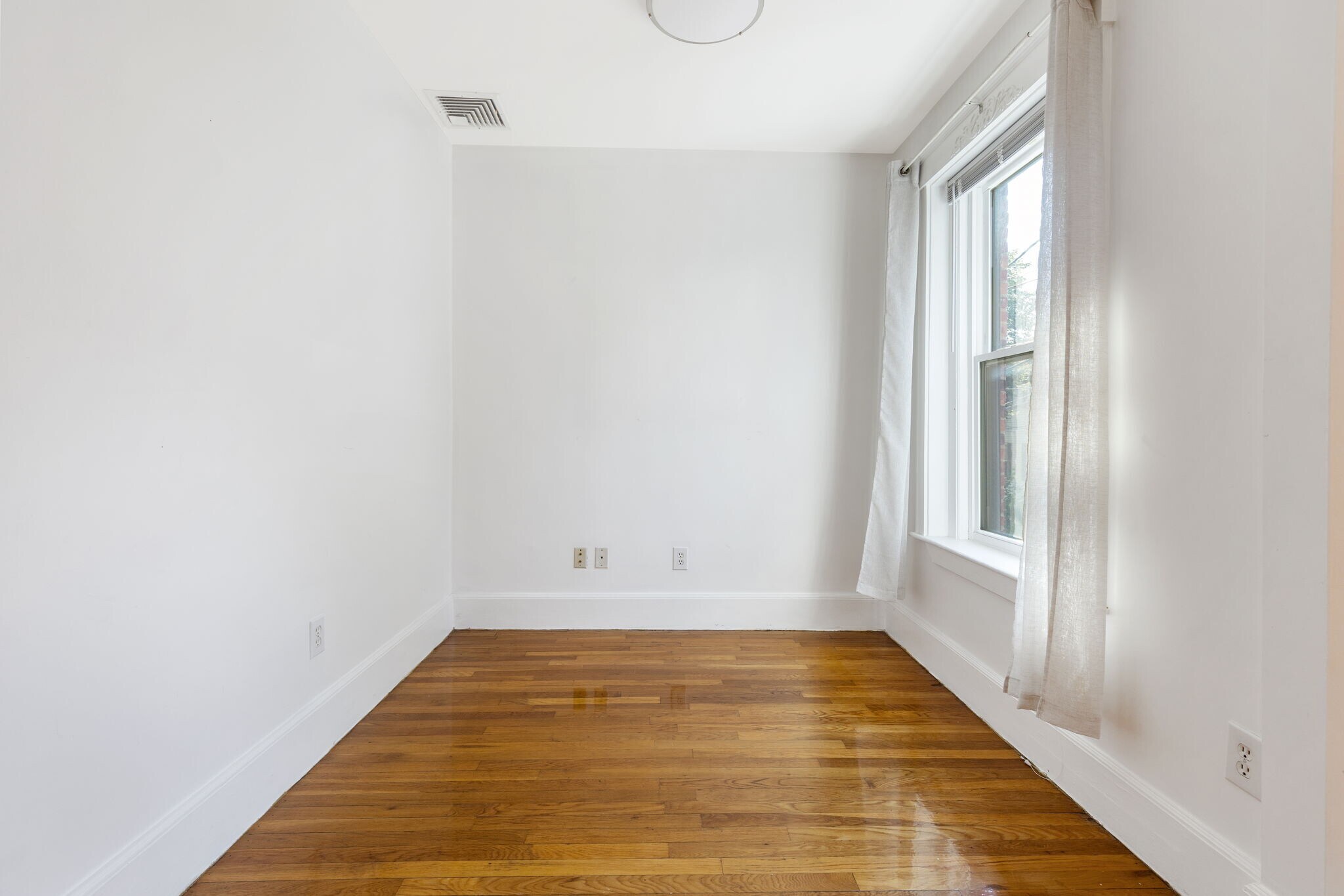 Building Photo - 50 Broadlawn Park