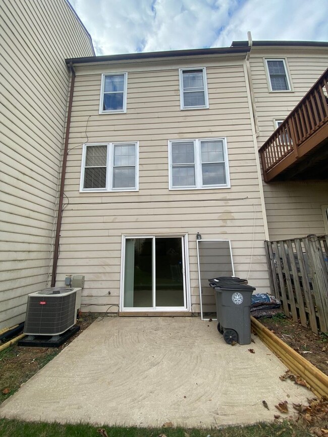 Building Photo - A three bedroom plus den, three and one half bath townhouse conveniently located in Rockville Mar...
