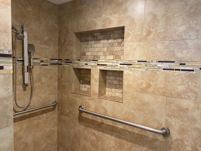 Building Photo - Spacious 4 Bedrooms and 2.5 bath FULLY REN...