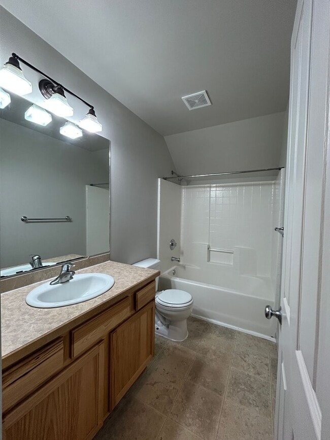 Building Photo - NE Bend Upstairs Apartment - PENDING APPLICATION