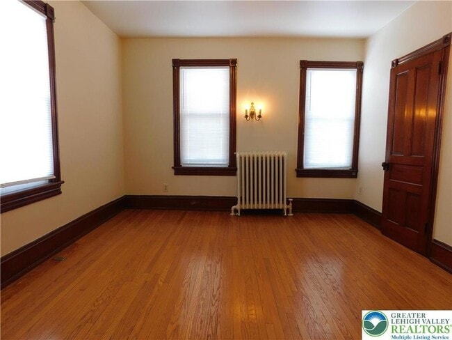 Building Photo - 300 S 9th St