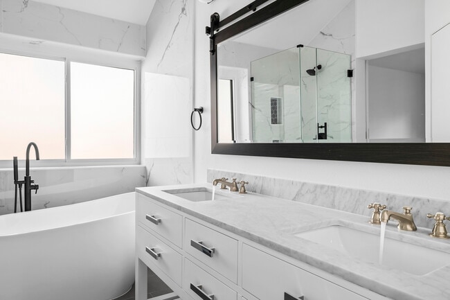 Building Photo - 6408 Back Bay Ln