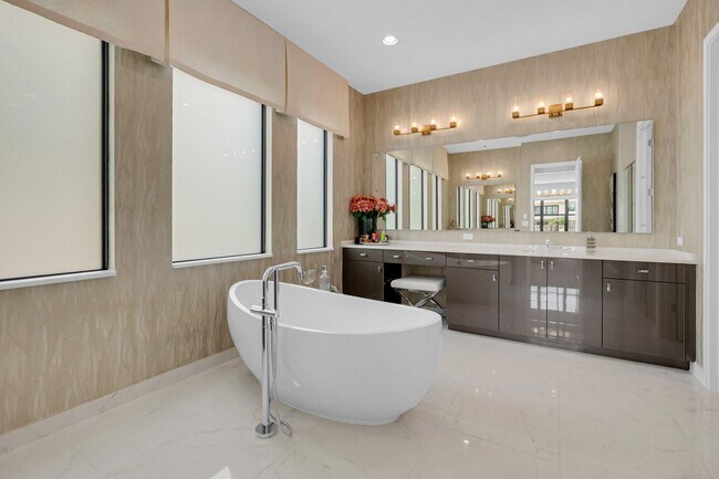 Building Photo - 17112 Aquavera Way