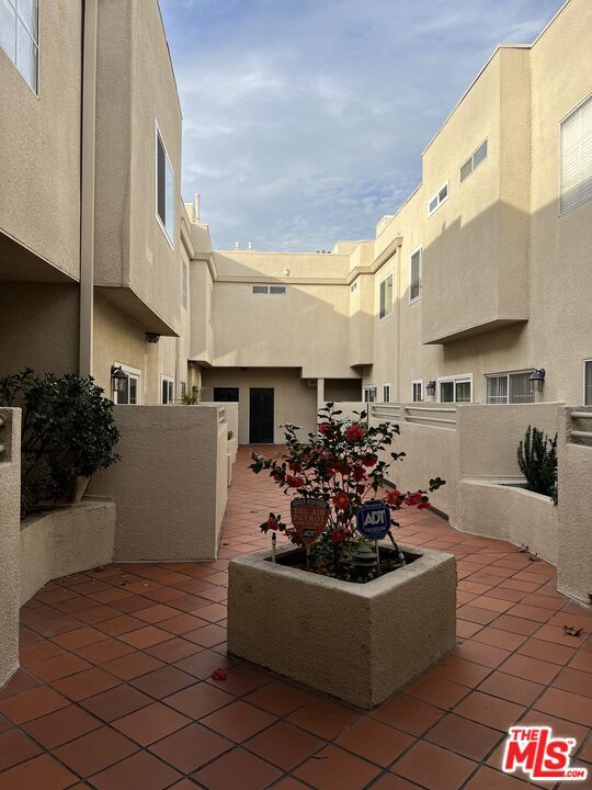 Building Photo - 11485 Moorpark St