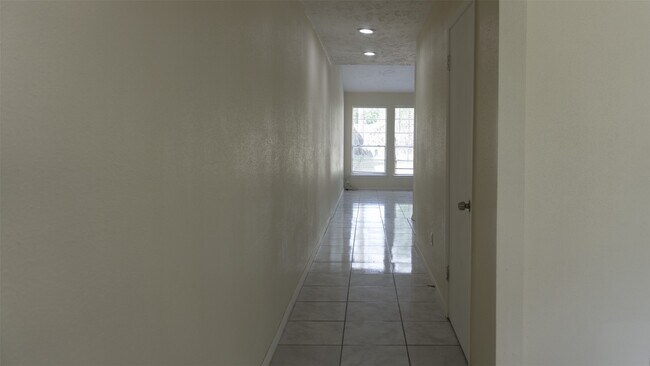 Building Photo - 9102 Benthos Dr