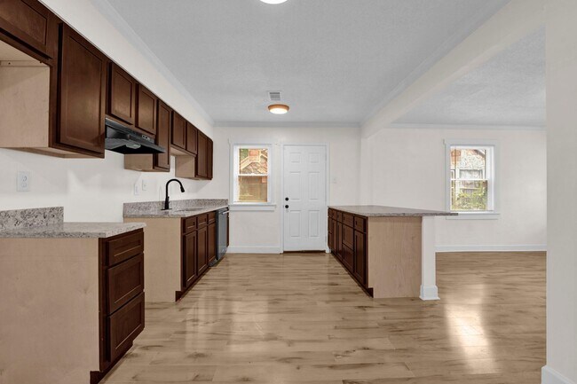 Building Photo - Recently Renovated Brick Home Located Minutes away from Memphis International Airport!