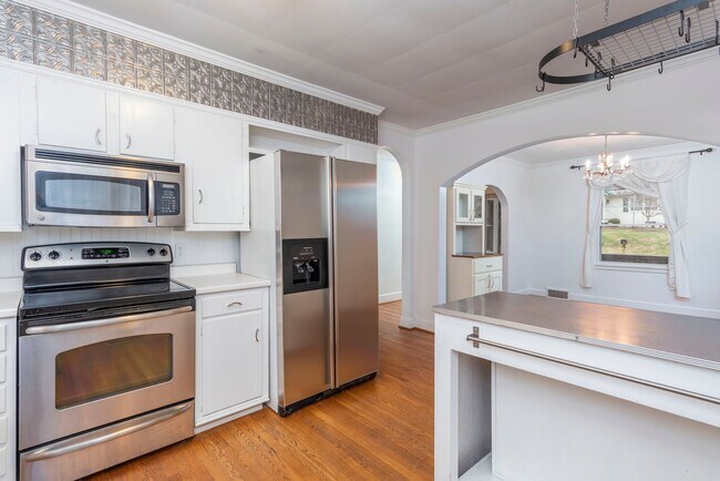 Building Photo - Charming North Asheville Home