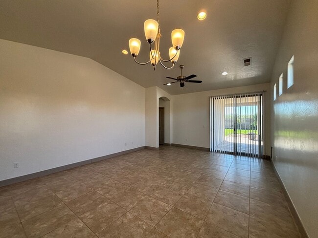 Building Photo - SPACIOUS HOME FOR RENT!