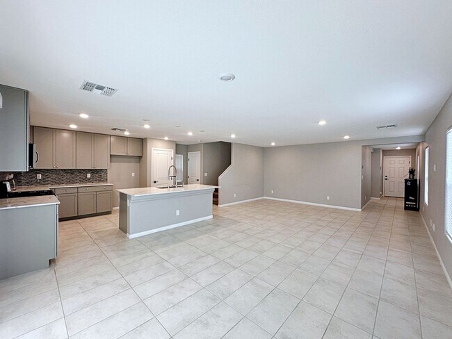 Building Photo - 4 BEDROOM + LOFT HOME IN GATED COMMUNITY