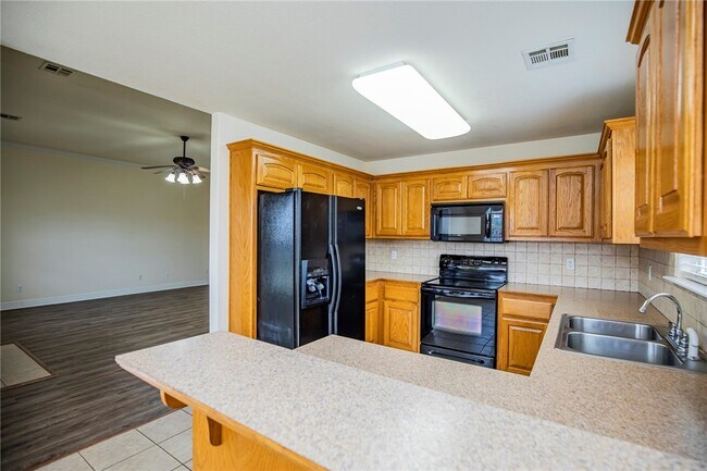 Building Photo - 520 Bonanza St