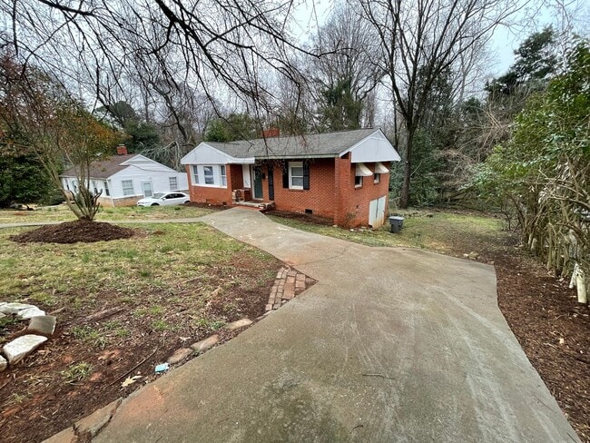 Building Photo - Charming 3 Bedroom Home Just Outside Uptown!
