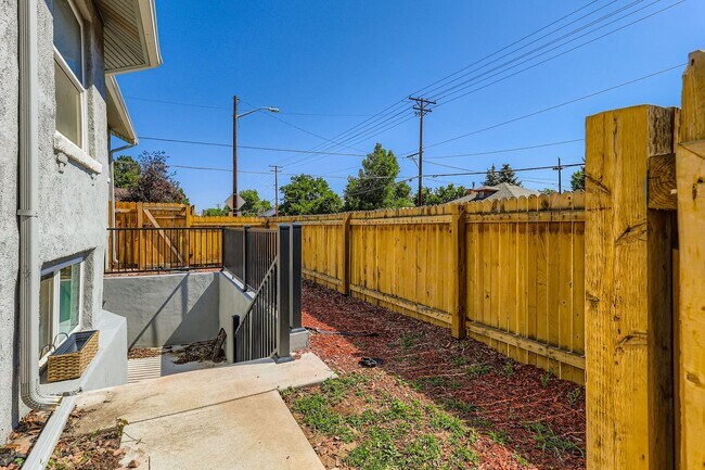 Building Photo - Highlands 2 BDR Turnkey Home