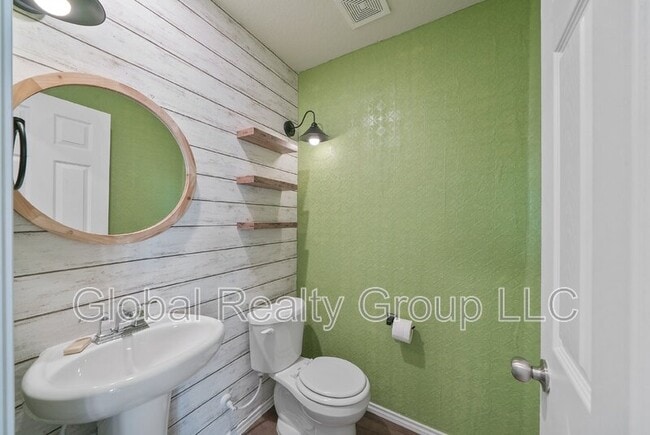 Building Photo - 535 Wild Olive Wy