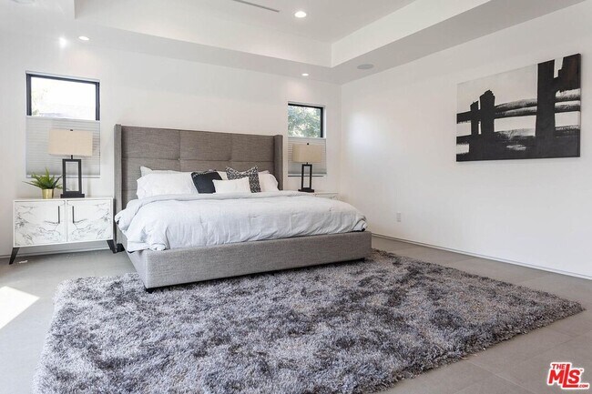 Building Photo - 1948 S Point View St