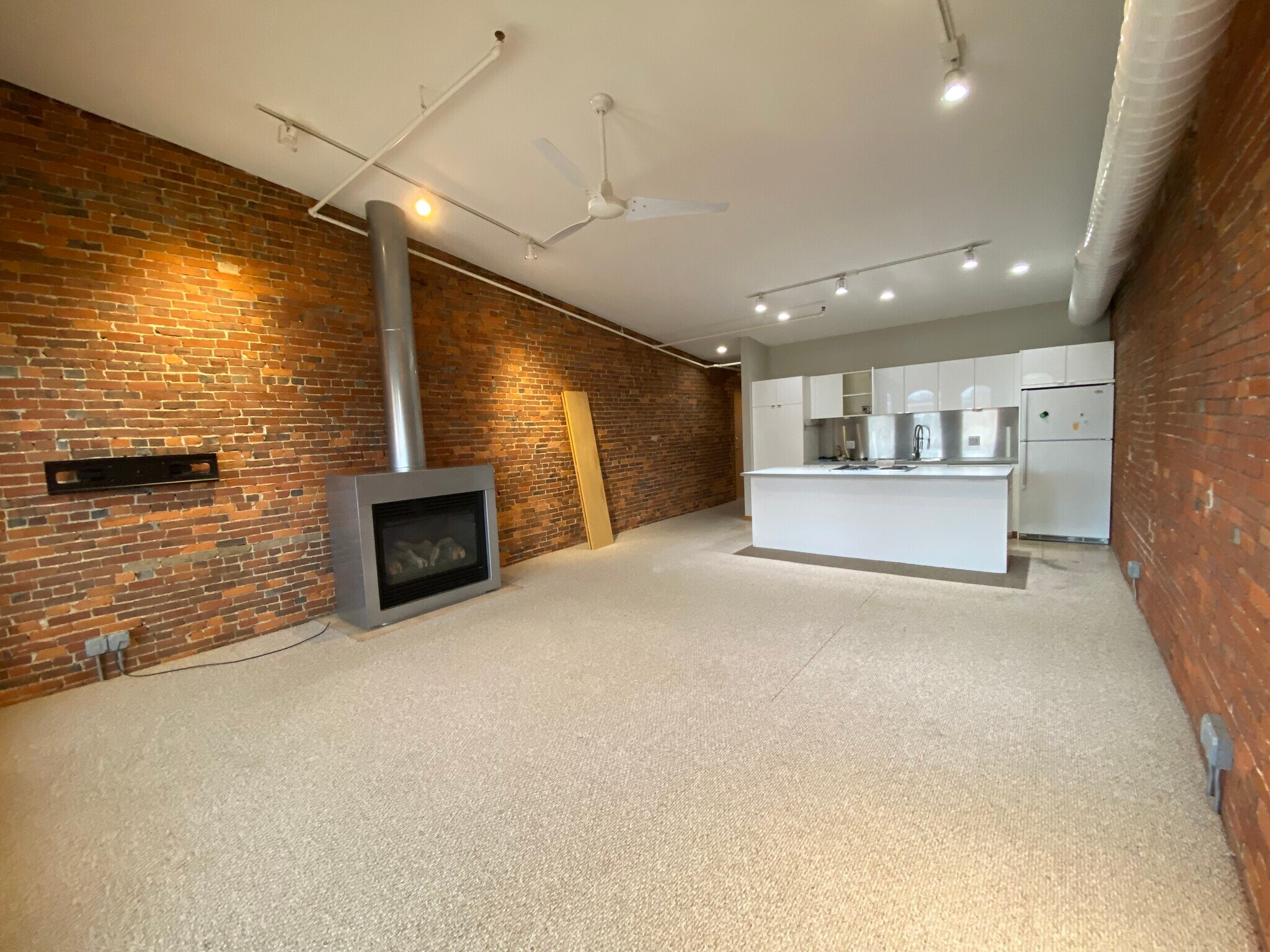 Living room/Kitchen - 121 E Liberty St
