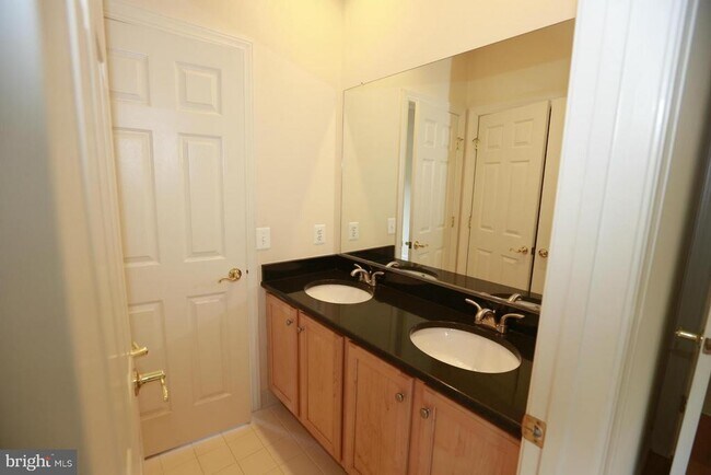 Building Photo - 2339 Sandburg St