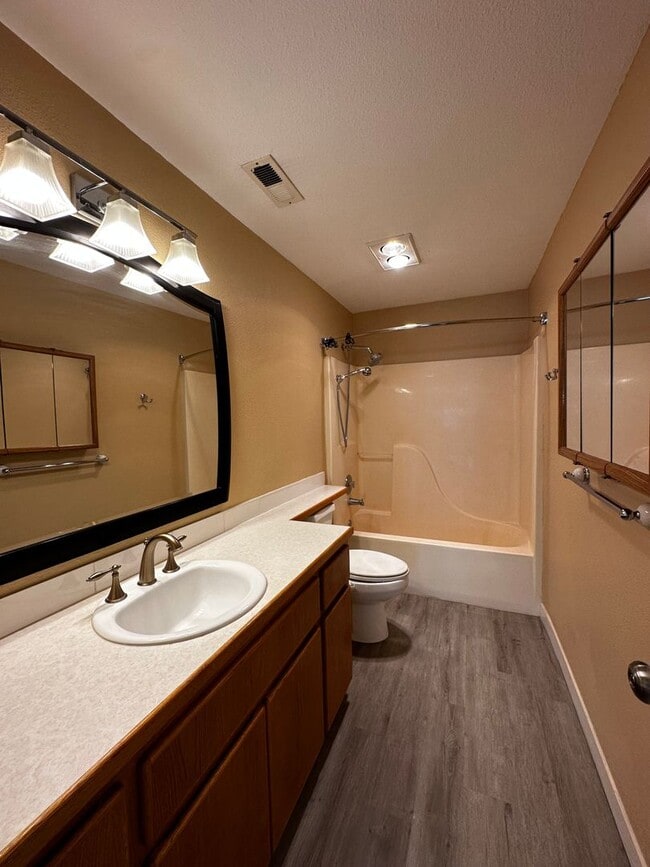 Building Photo - Gorgeous 4 Bedroom 2.5 Bath Single Family ...