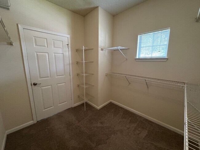 Building Photo - Move In Special! 2 Bed / 2 Bath Upstairs C...
