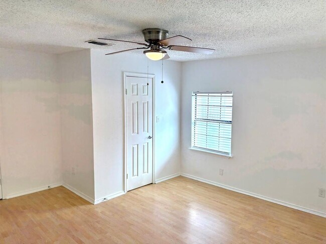 Building Photo - 1123 Christie Dr