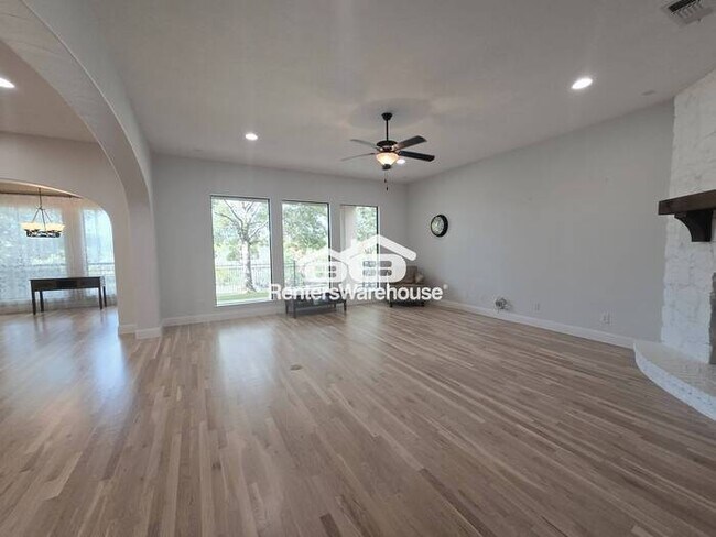 Building Photo - FOR RENT - MOVE IN READY in the highly sou...