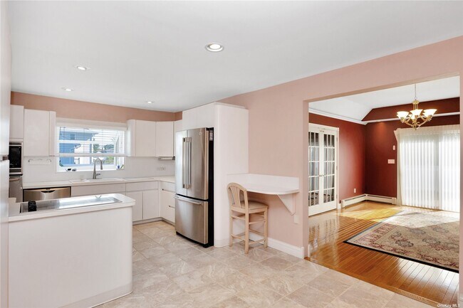 Building Photo - 90 E 7th St