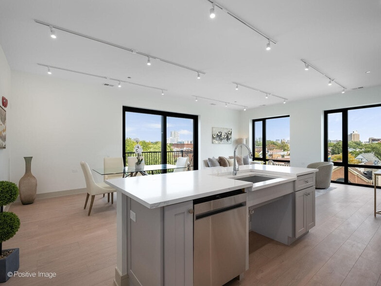 Building Photo - 3202 N Racine Ave