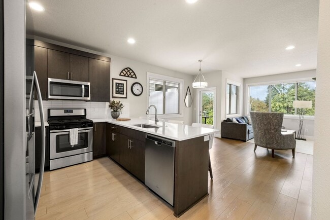 Building Photo - Upscale Three Bedroom