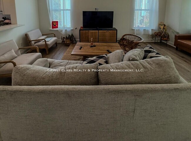 Building Photo - 338 Simeon Dr