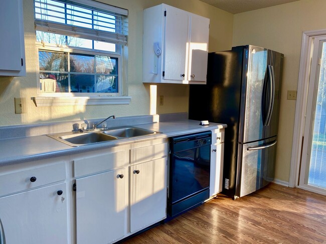 Building Photo - COMING SOON! Wonderful 3 Bedroom 2 Bathroo...