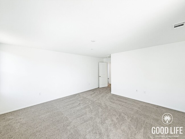 Building Photo - Beautiful 5Bd/2.5Ba Home In Lake Elsinore!