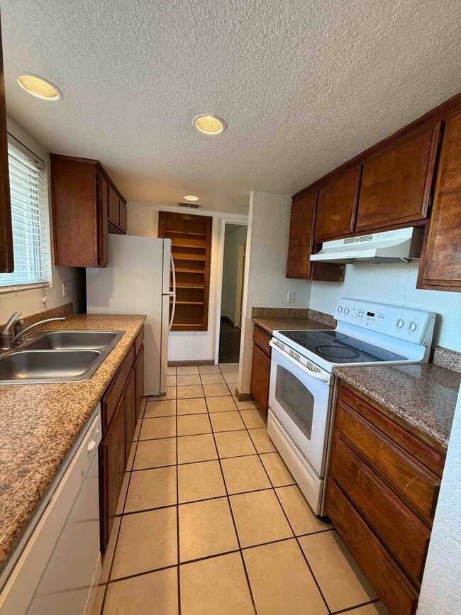 Building Photo - 2 Bed 2 Full Bath Condo