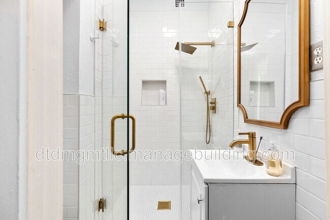 Building Photo - 110 E Craig Pl