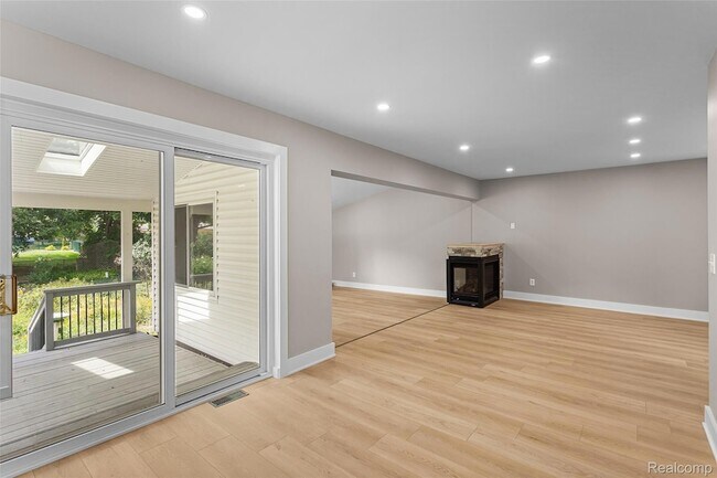 Building Photo - 6552 Orion Rd